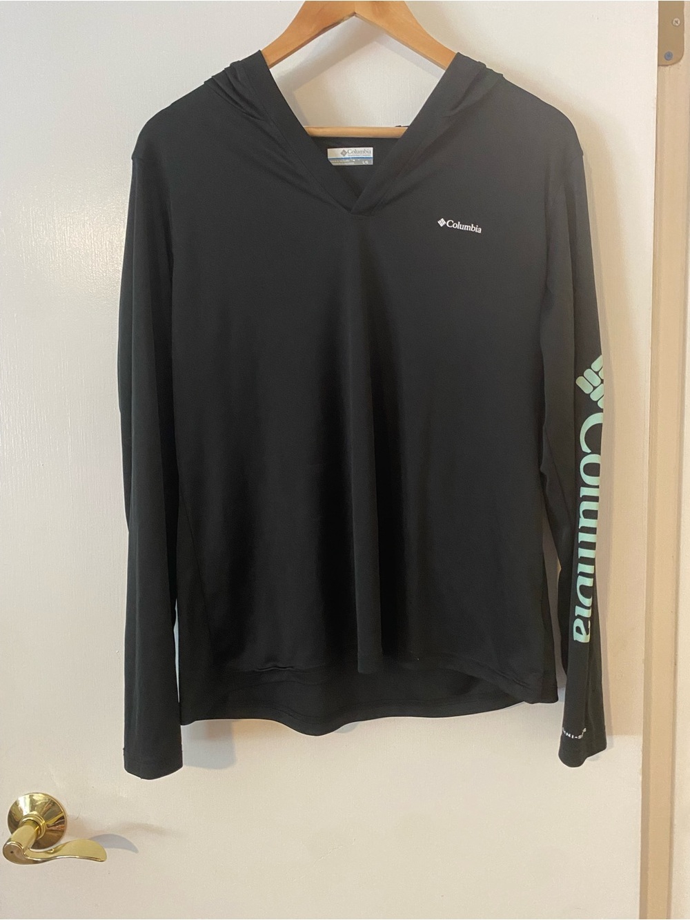 Columbia women’s Black Hooded Performance Long-Sleeve Pullover